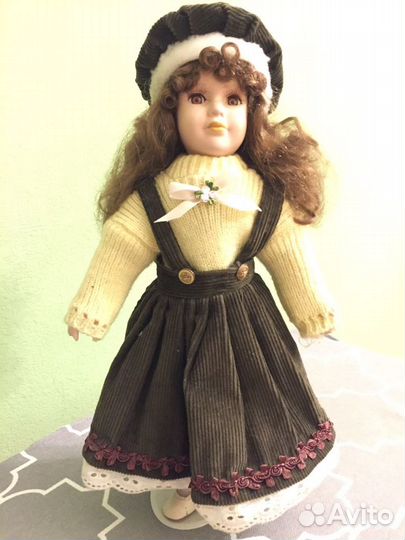 Кукла фарфоровая