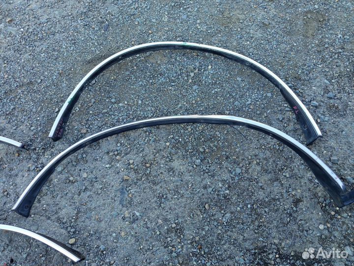 Молдинги на крылья Toyota Crown uzs 131