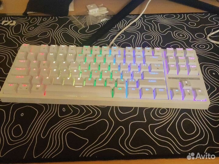 Механическая клавиатура белая