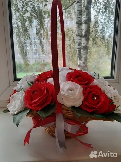 Сладкая композиция роз из конфет в корзине