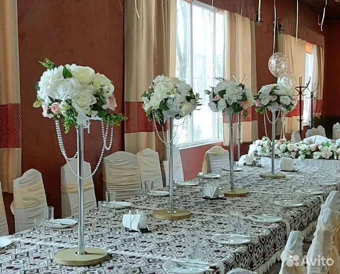 Высокие вазы с цветами