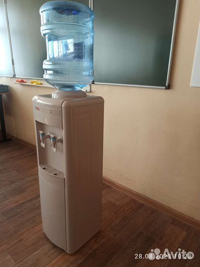 Кулер для воды напольный