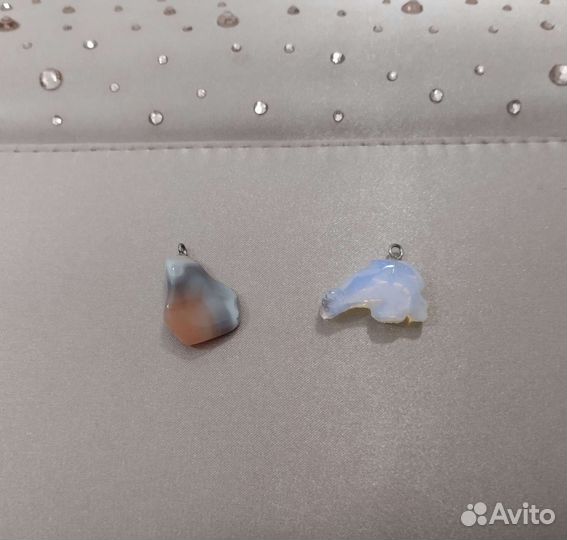 Кулоны из оникса и лунного камня:грушка и рыбка