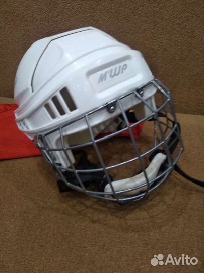 Хоккейный шлем