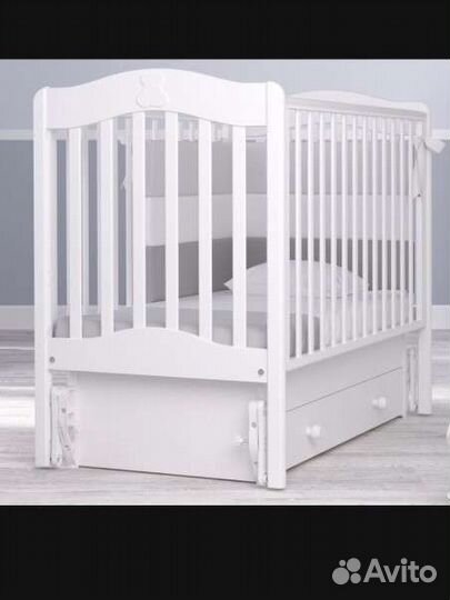 Детская кроватка с маятником