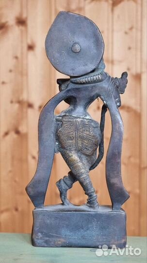 Бронзовая статуэтка Кришна играет на флейте