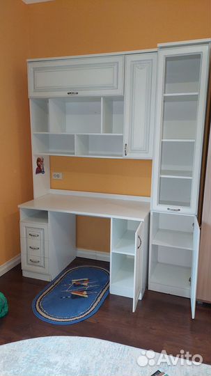 Продам стол со полками