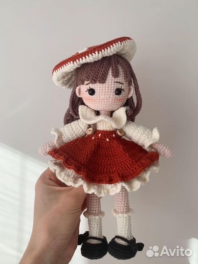 Вязаная кукла с одеждой