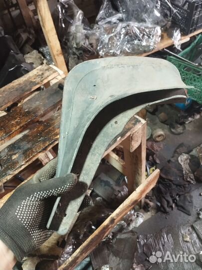 Подкрылок передний правый Ford Escape 1 Maverick