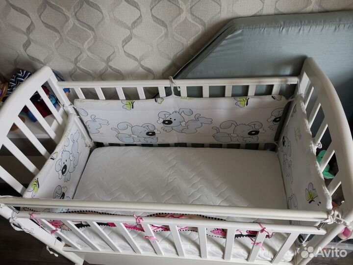 Детская кроватка с маятником