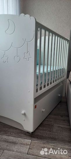 Детская кроватка с поперечным маятником белый