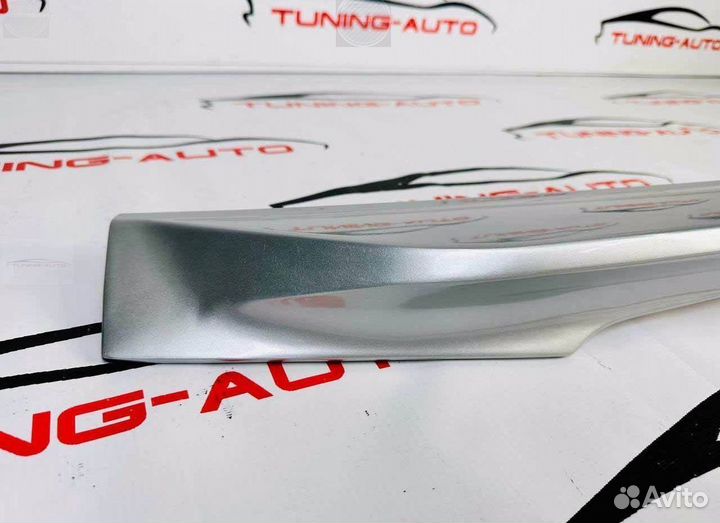 Спойлер под стекло Toyota Land Cruiser 200