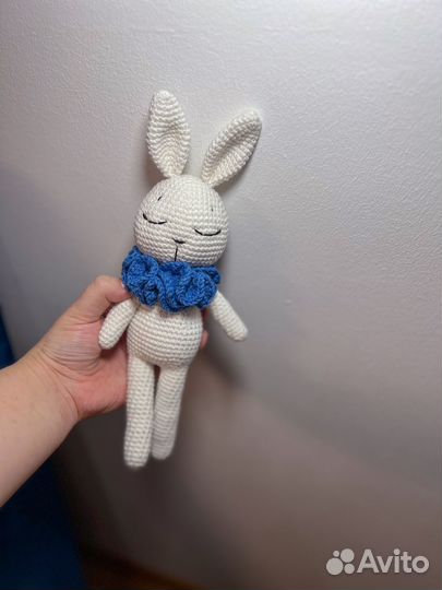 Вязаный заяц сплюшка для малышей