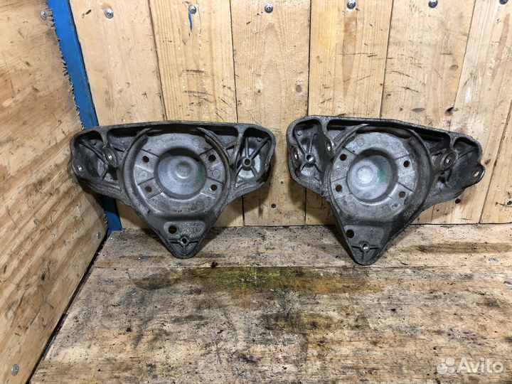 Кронштейн амортизатора Audi A6 C5, VW Passat B5