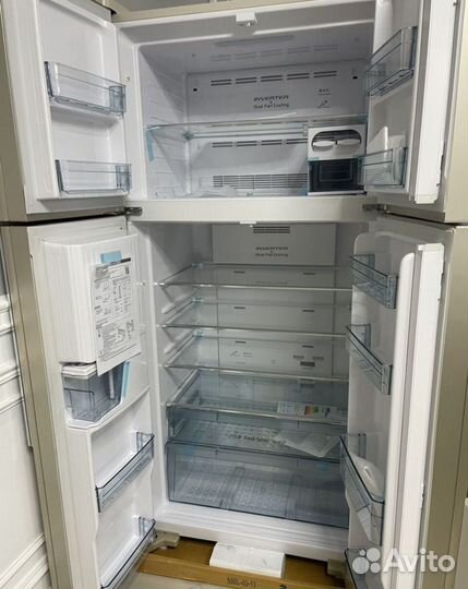 Холодильник двухкамерный Hitachi