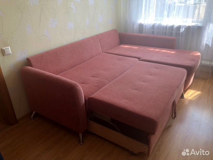 Отличный угловой диван с подушками