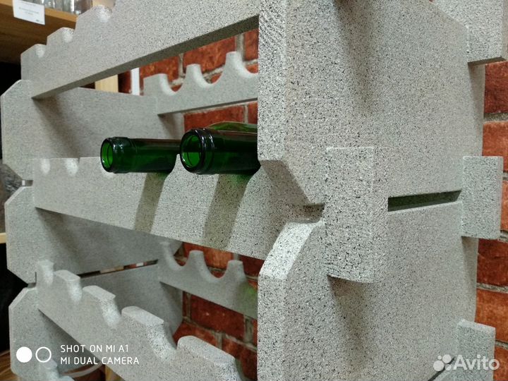 Полка-стеллаж для бутылок под камень