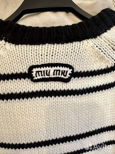 Красивый свитер Miu Miu