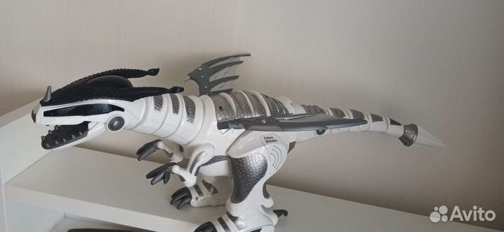 Динозавр на пульте управления