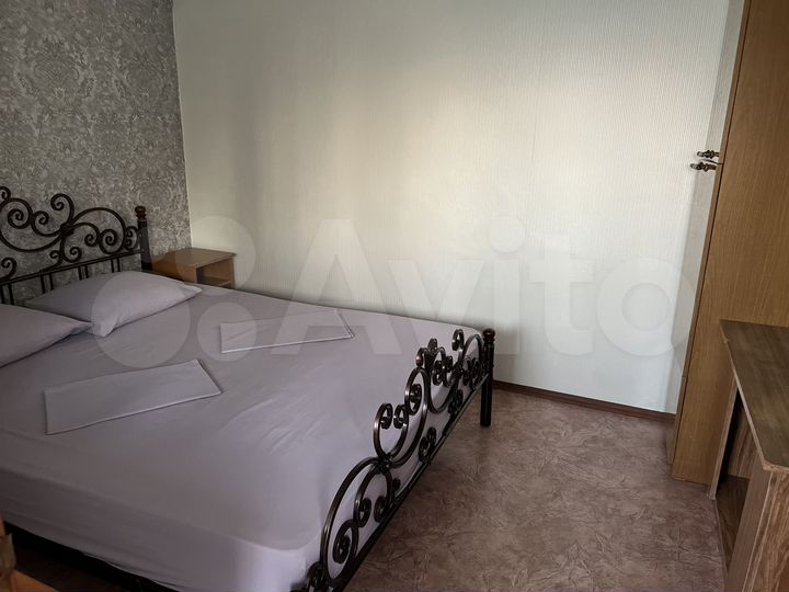 Комната 76 м² в 5-к., 2/2 эт.