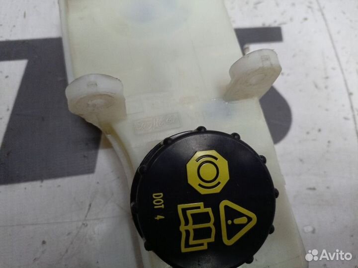 Бачок главного тормозного цилиндра Ford Kuga II (2012—2016) AV612K478AA