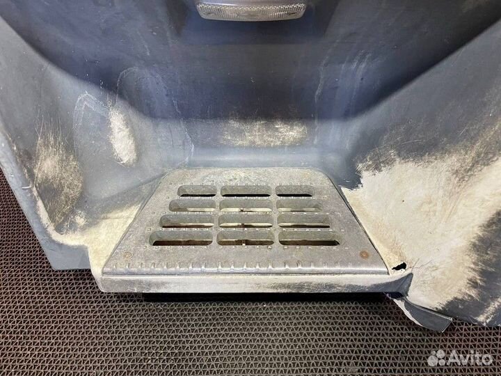 Корпус подножек левый Daf XF105