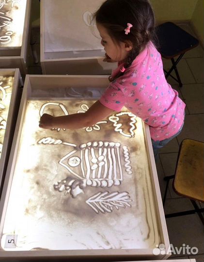 Занятия песочной анимацией. Рисование песком дома