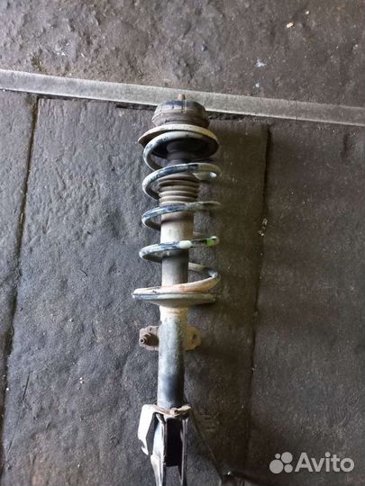 Передняя левая стойка Renault Duster