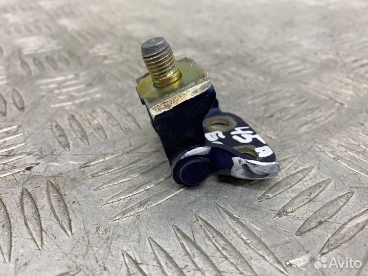 Б/У петля крышки багажника задний правый Mazda