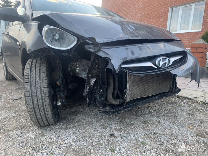 Hyundai Solaris 1.6 МТ, 2013, битый, 180 000 км