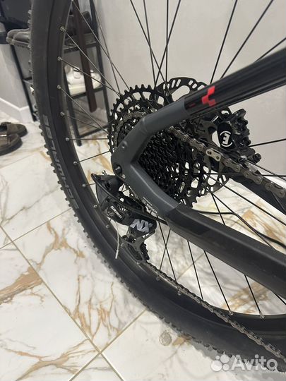 Cube reaction hybrid EXC 750 W