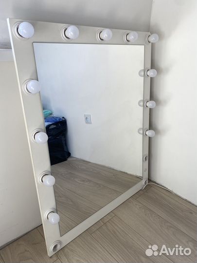 Гримерное зеркало с лампочками