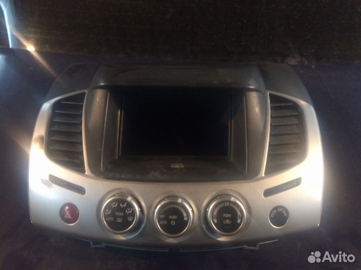 L200 средняя консоль