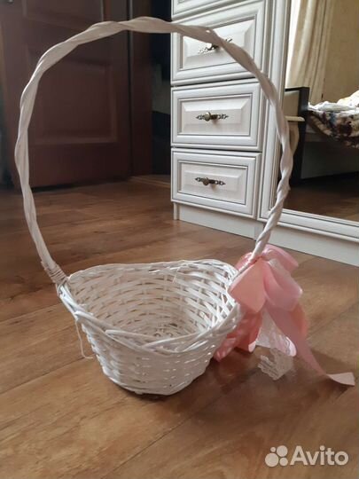 Корзина плетеная белая с лентой