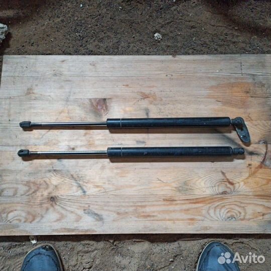 Амортизаторы двери багажника Volkswagen Sharan