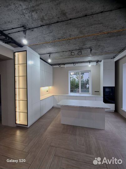 Прямой кухонный гарнитур с островом