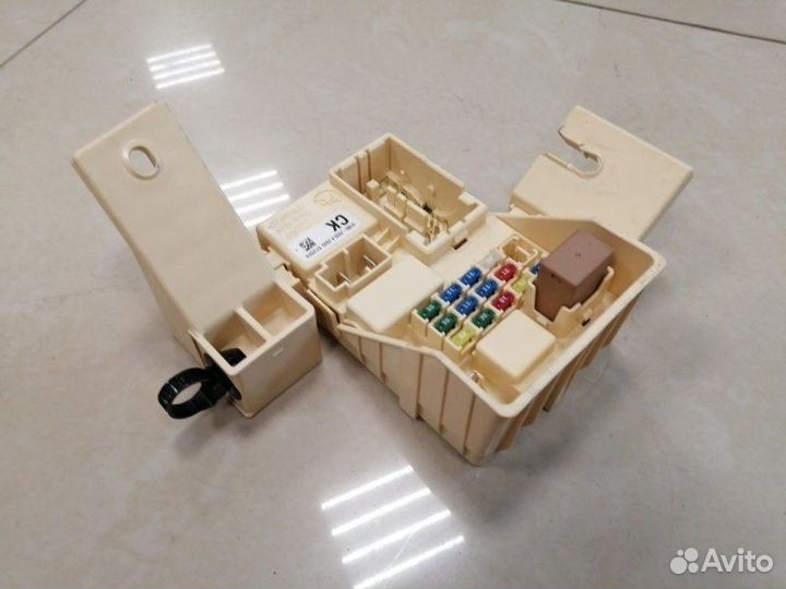 Блок предохранителей салонный Kia Stinger седан