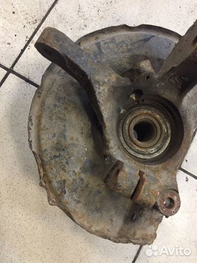 Поворотный кулак передний левый Mitsubishi Lancer