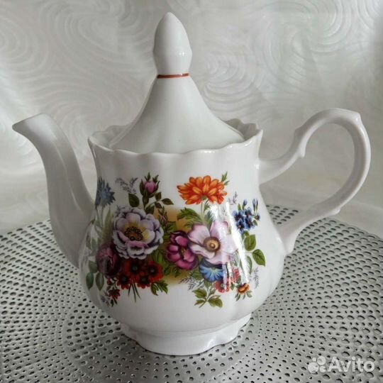 Заварочные И доливной чайники и одна чашечка