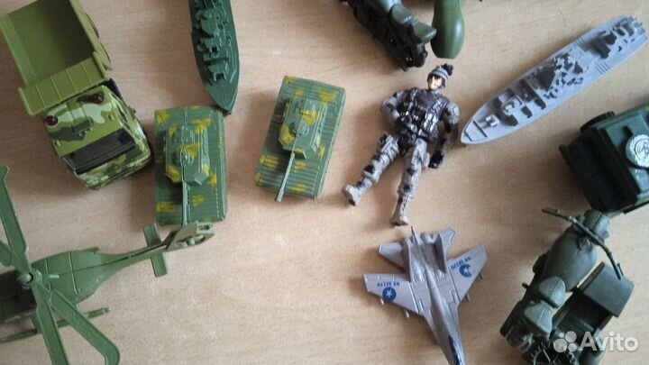 Игрушки мальчику 