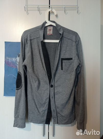 Мужская одежда, много. На некрупного мужчину