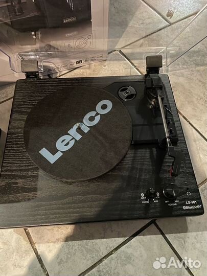 Виниловый проигрыватель Lenco LS-101BK