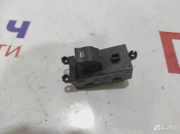 Кнопка стеклоподъемника Hyundai i40 (VF) 93576-3Z0