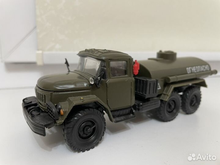 Модель автомобиля ЗИЛ 131 топливозаправщик