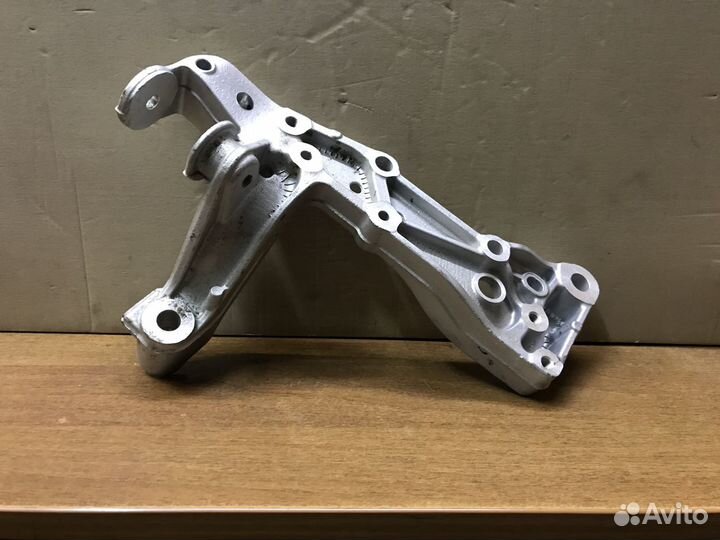 Кронштейн переднего рычага Skoda Octavia A5