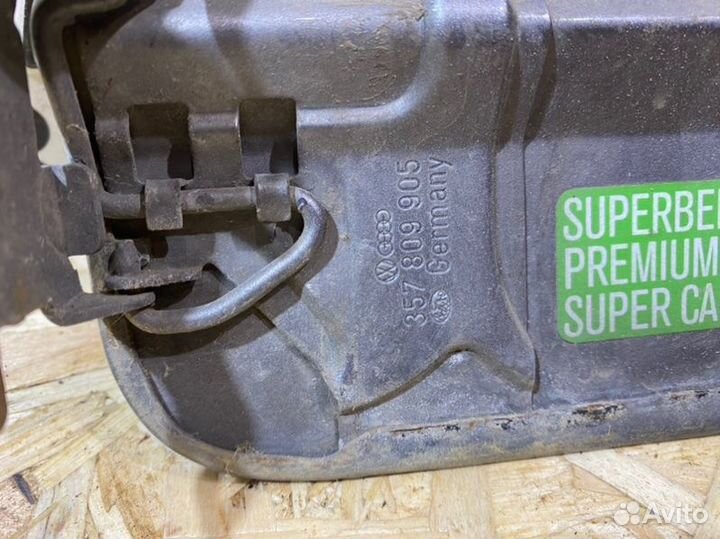 Лючок бензобака Volkswagen Passat 2.8