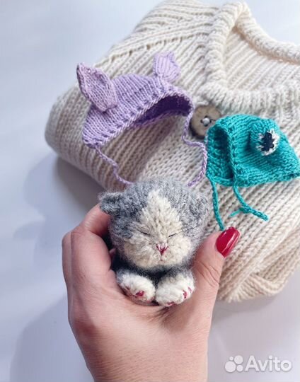 Игрушка спящий котенок