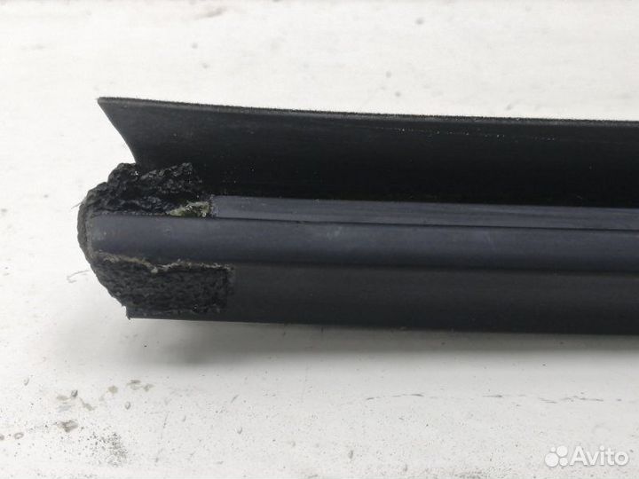 Уплотнитель стекла двери задний левый Kia Rio 3 QB