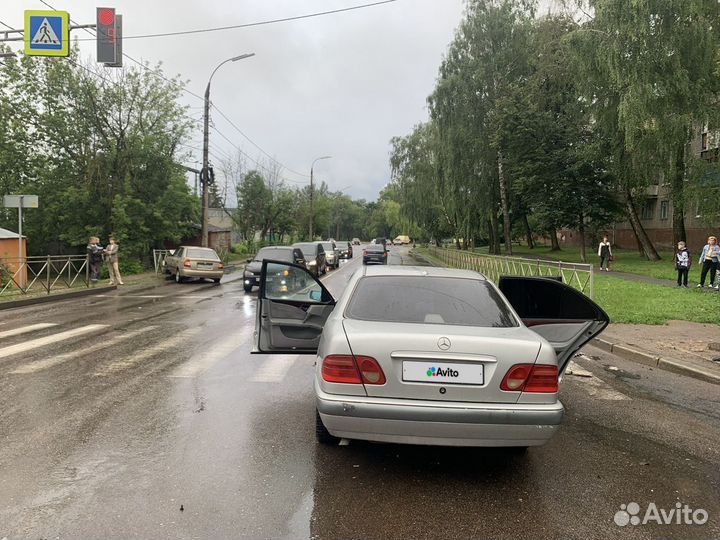 Mercedes-Benz E-класс 2.0 МТ, 1996, битый, 250 000 км