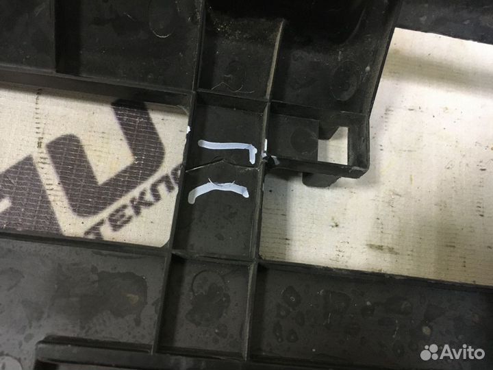 Кронштейн розетки предохранителей Шкода Фабия 2